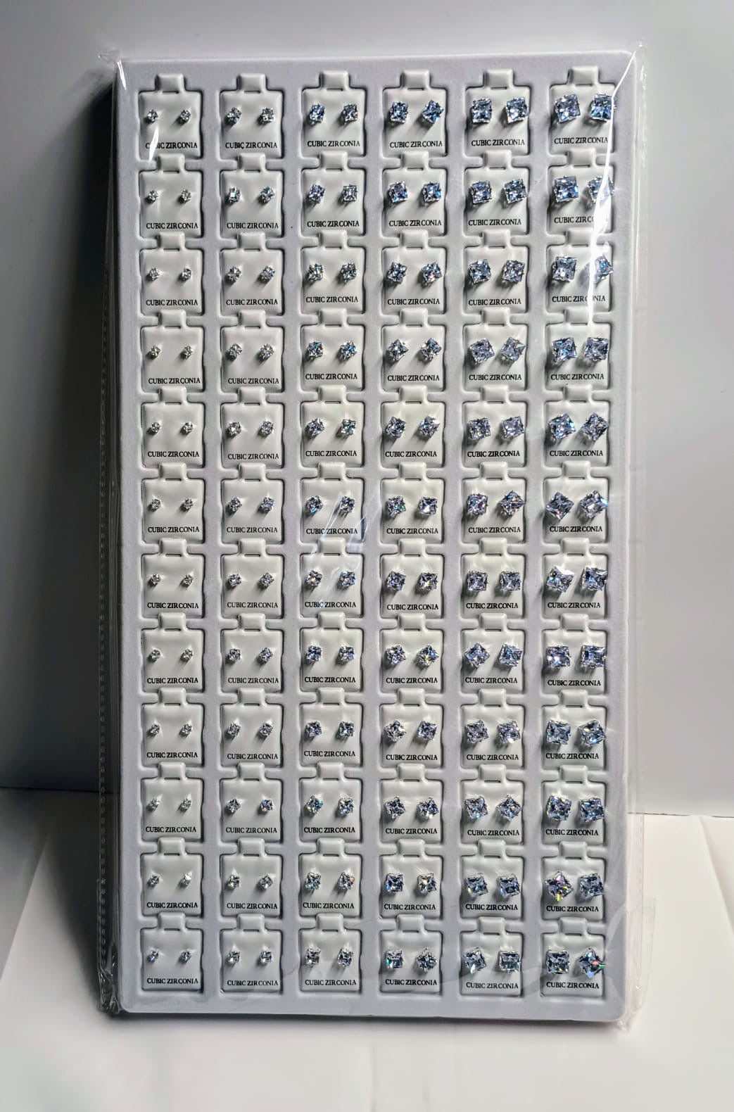 DISPLAY DE ARETES 72 PC.—————— $36