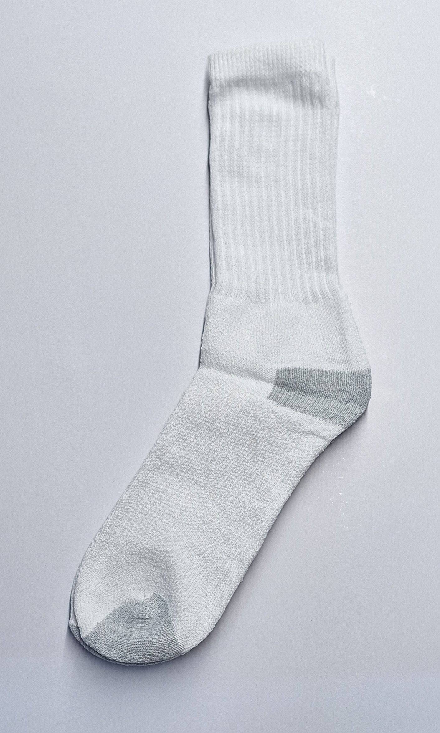 MEDIAS SPORT WHITE LARGA.—————— $1.99